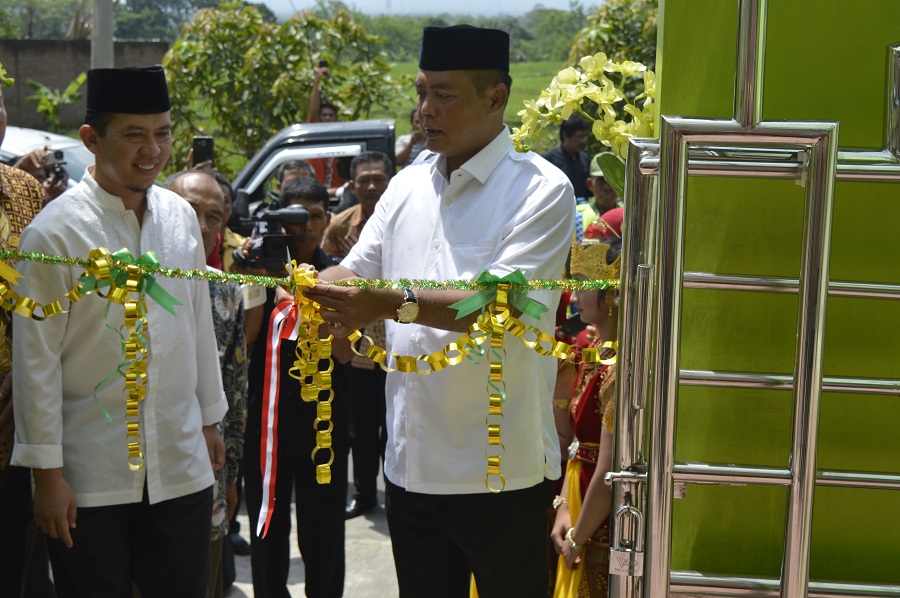 Bupati dan Wakil Bupati Karanganyar meresmian Masjid Al-Iklas SMPN 1 Mojogedang