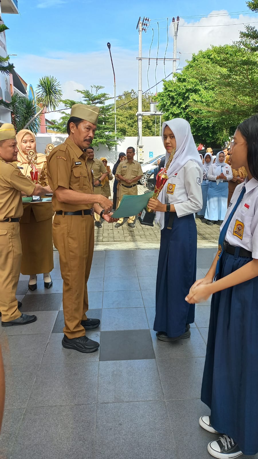 Penyerahan Hadiah Lomba Baca Puisi,Speech Contest,dan Story Telling Tingkat SMP Tahun 2025